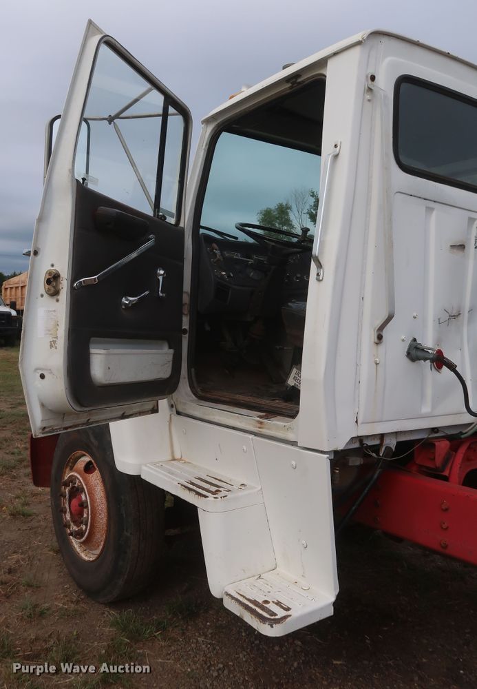 image for item HT9647 1988 Ford L7000  semi truck