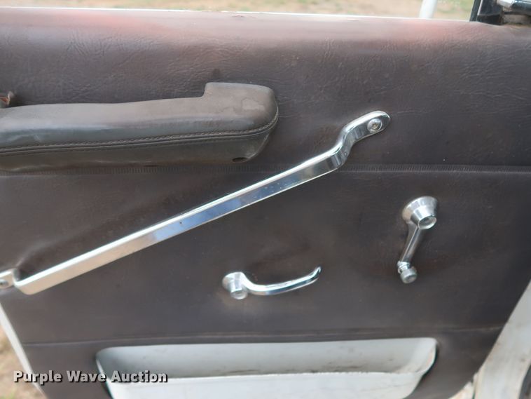 image for item HT9647 1988 Ford L7000  semi truck