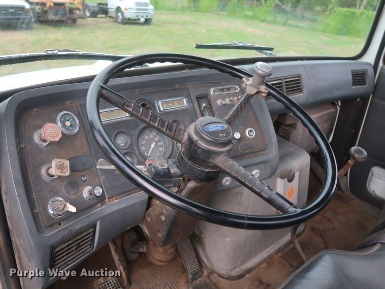 image for item HT9647 1988 Ford L7000  semi truck