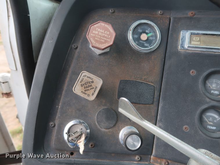 image for item HT9647 1988 Ford L7000  semi truck