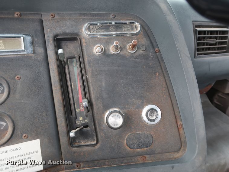 image for item HT9647 1988 Ford L7000  semi truck