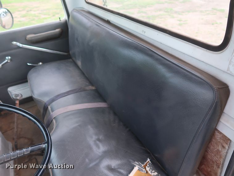 image for item HT9647 1988 Ford L7000  semi truck