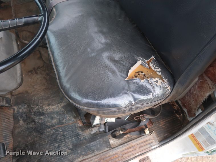 image for item HT9647 1988 Ford L7000  semi truck