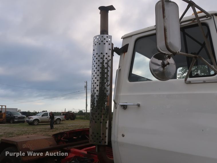 image for item HT9647 1988 Ford L7000  semi truck