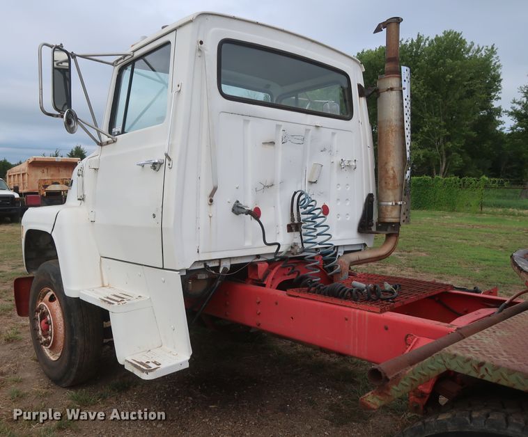 image for item HT9647 1988 Ford L7000  semi truck