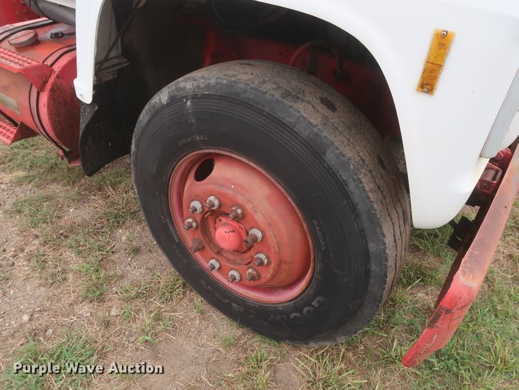 image for item HT9647 1988 Ford L7000  semi truck