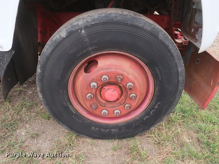 image for item HT9647 1988 Ford L7000  semi truck