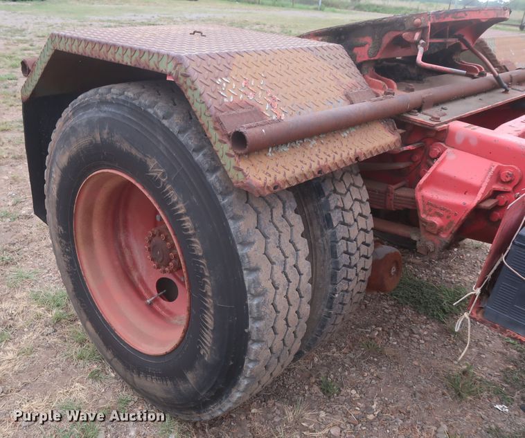 image for item HT9647 1988 Ford L7000  semi truck