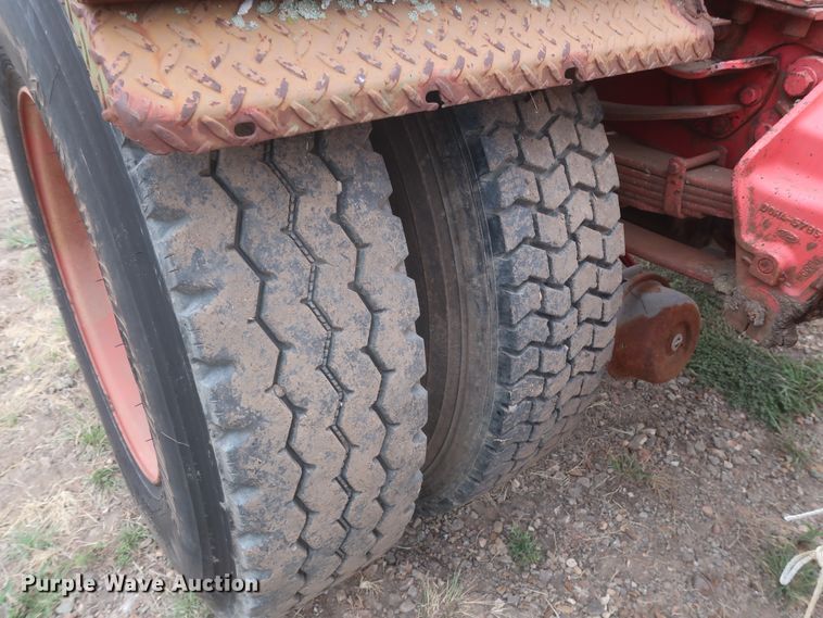 image for item HT9647 1988 Ford L7000  semi truck