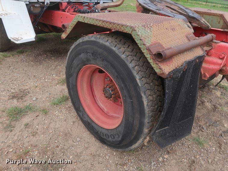 image for item HT9647 1988 Ford L7000  semi truck