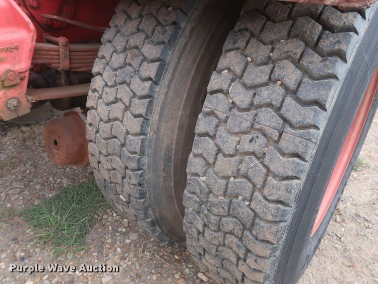 image for item HT9647 1988 Ford L7000  semi truck