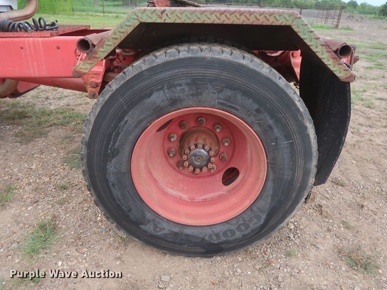 image for item HT9647 1988 Ford L7000  semi truck