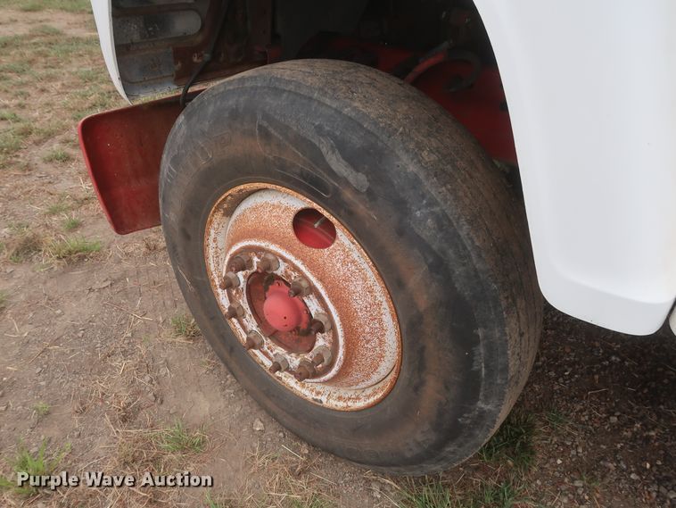 image for item HT9647 1988 Ford L7000  semi truck