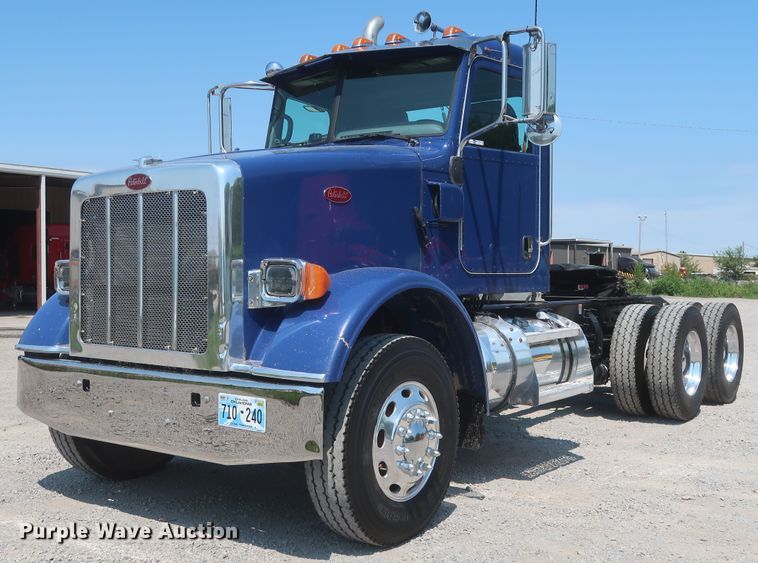image for item HT9658 2014 Peterbilt 365  semi truck