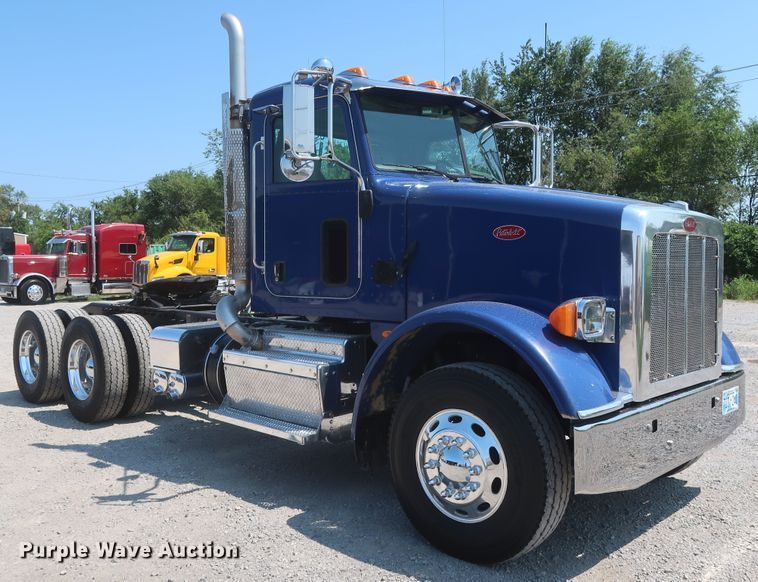 image for item HT9658 2014 Peterbilt 365  semi truck