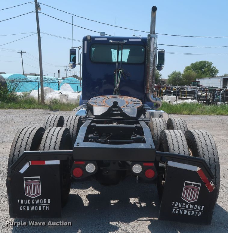 image for item HT9658 2014 Peterbilt 365  semi truck