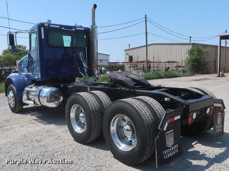 image for item HT9658 2014 Peterbilt 365  semi truck