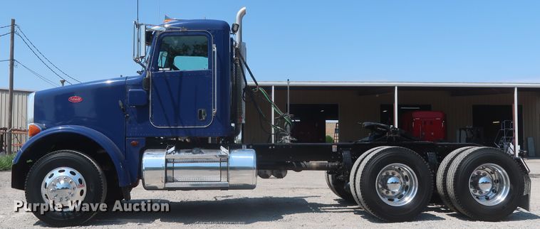 image for item HT9658 2014 Peterbilt 365  semi truck