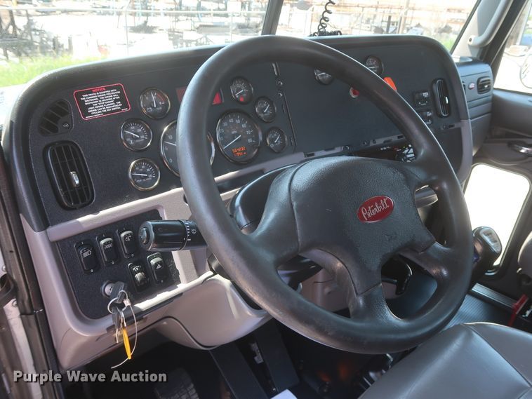 image for item HT9658 2014 Peterbilt 365  semi truck