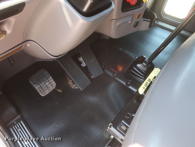 image for item HT9658 2014 Peterbilt 365  semi truck