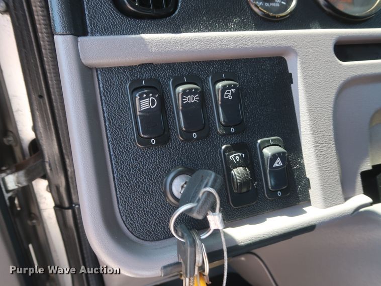 image for item HT9658 2014 Peterbilt 365  semi truck