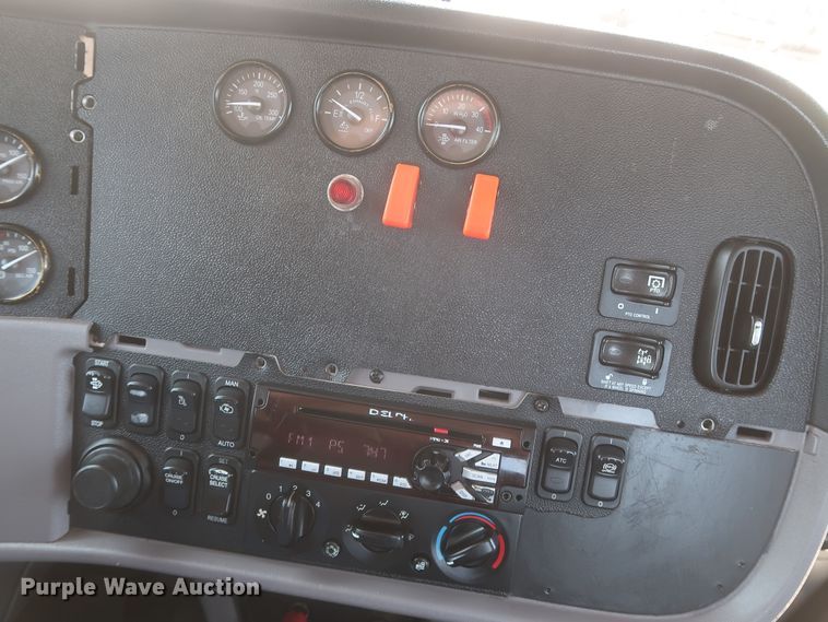 image for item HT9658 2014 Peterbilt 365  semi truck