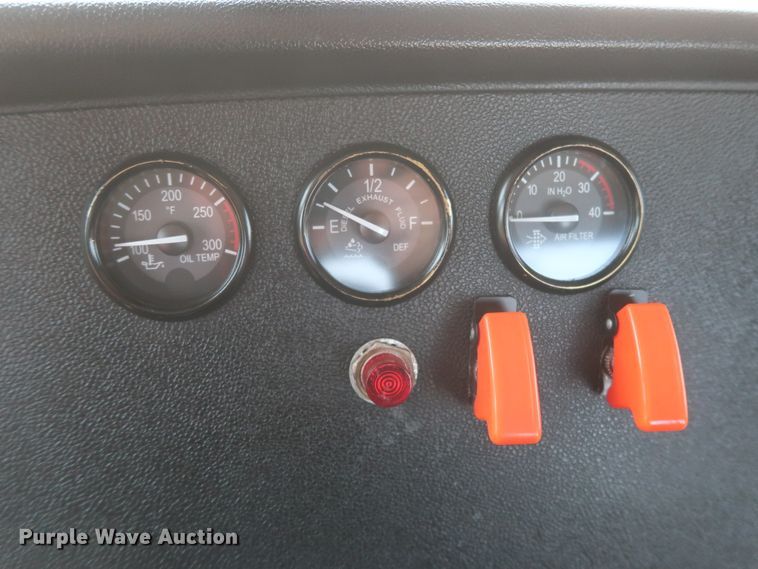 image for item HT9658 2014 Peterbilt 365  semi truck