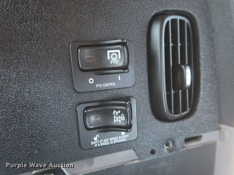 image for item HT9658 2014 Peterbilt 365  semi truck