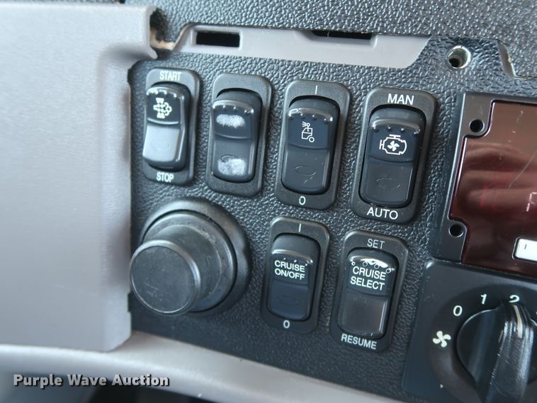 image for item HT9658 2014 Peterbilt 365  semi truck