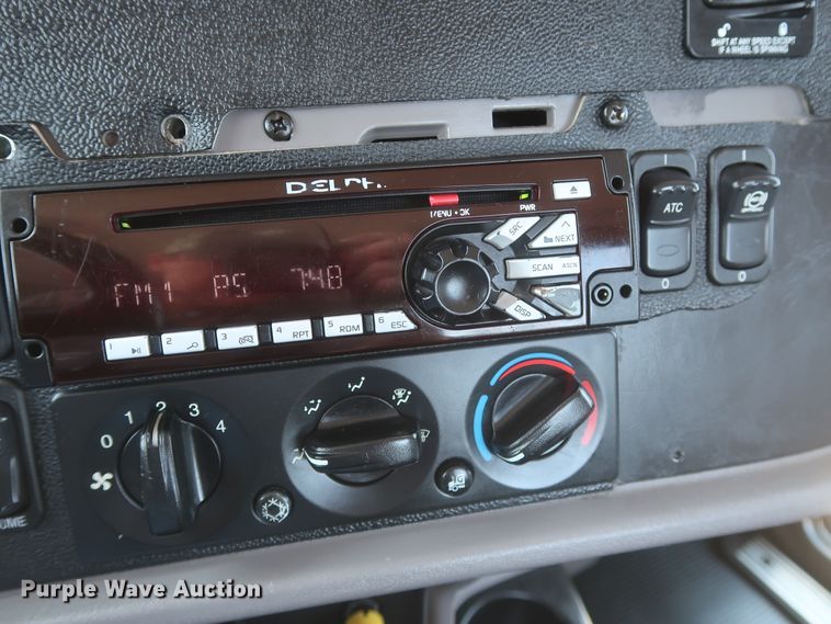 image for item HT9658 2014 Peterbilt 365  semi truck