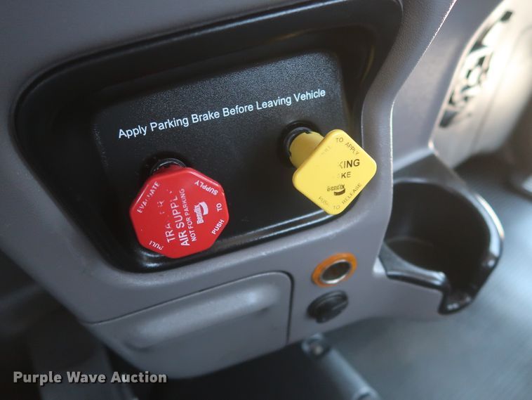 image for item HT9658 2014 Peterbilt 365  semi truck