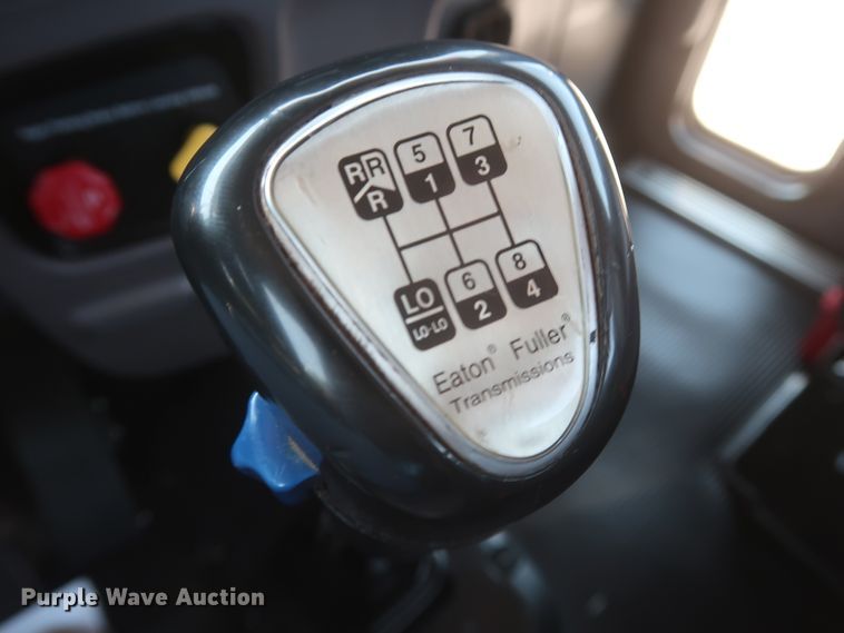 image for item HT9658 2014 Peterbilt 365  semi truck