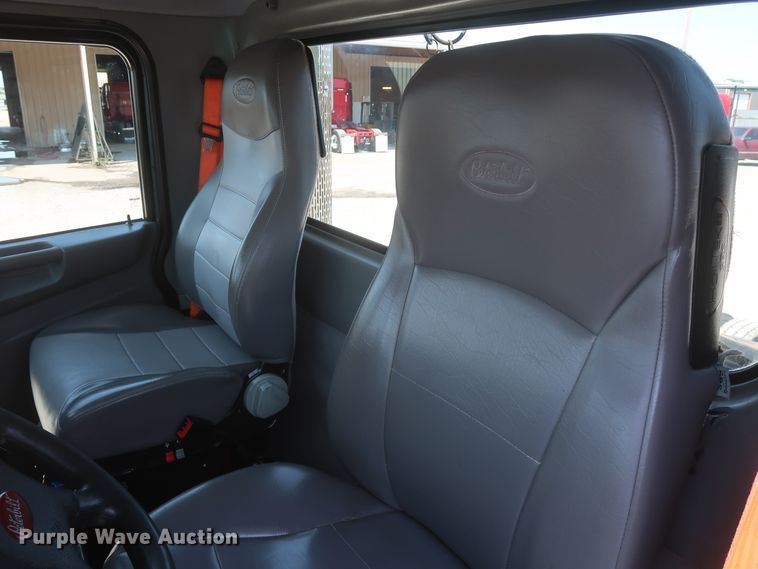 image for item HT9658 2014 Peterbilt 365  semi truck