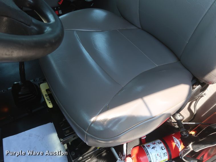 image for item HT9658 2014 Peterbilt 365  semi truck