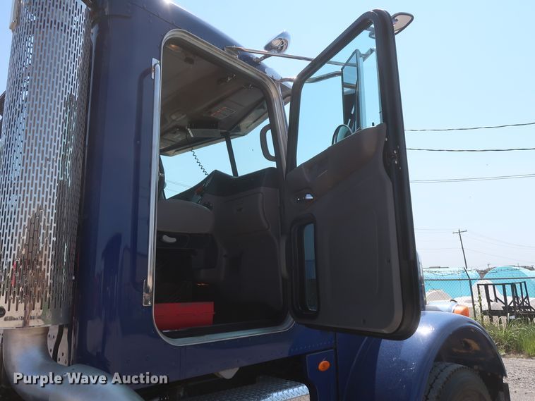 image for item HT9658 2014 Peterbilt 365  semi truck