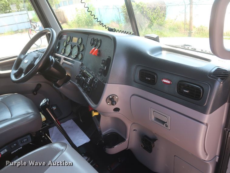 image for item HT9658 2014 Peterbilt 365  semi truck