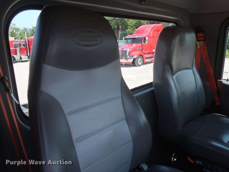 image for item HT9658 2014 Peterbilt 365  semi truck