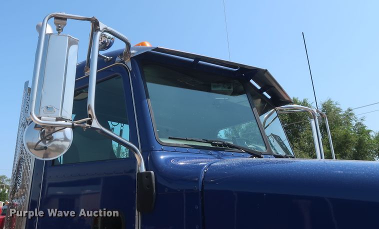 image for item HT9658 2014 Peterbilt 365  semi truck