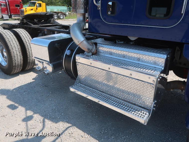 image for item HT9658 2014 Peterbilt 365  semi truck