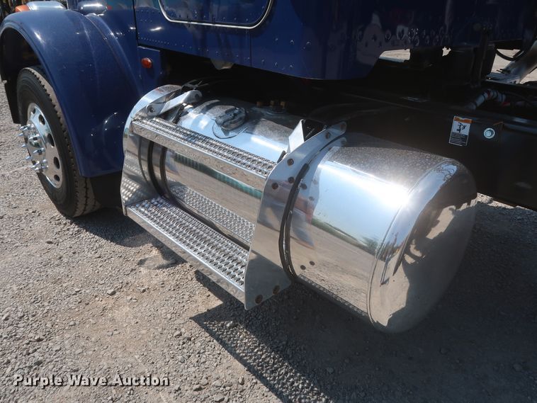 image for item HT9658 2014 Peterbilt 365  semi truck