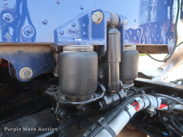 image for item HT9658 2014 Peterbilt 365  semi truck