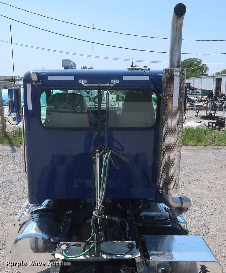 image for item HT9658 2014 Peterbilt 365  semi truck