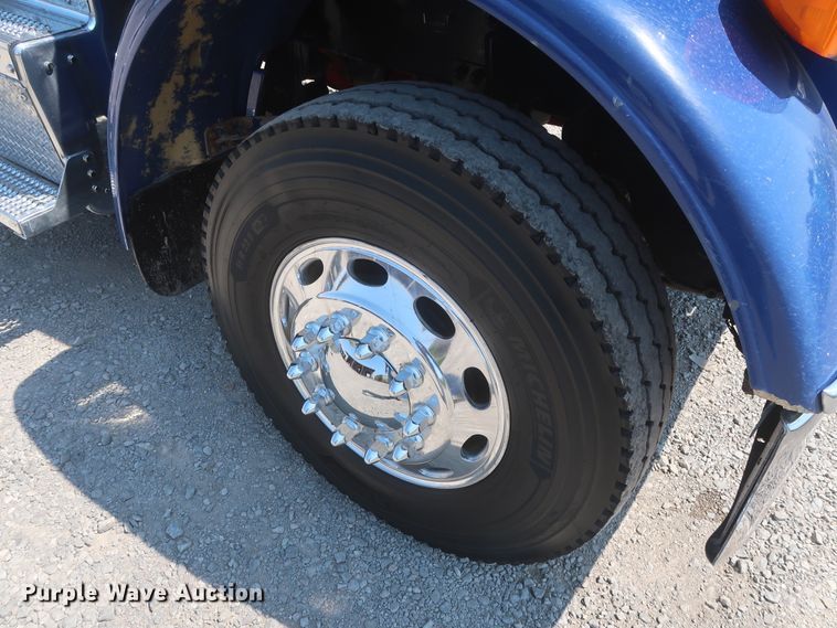 image for item HT9658 2014 Peterbilt 365  semi truck