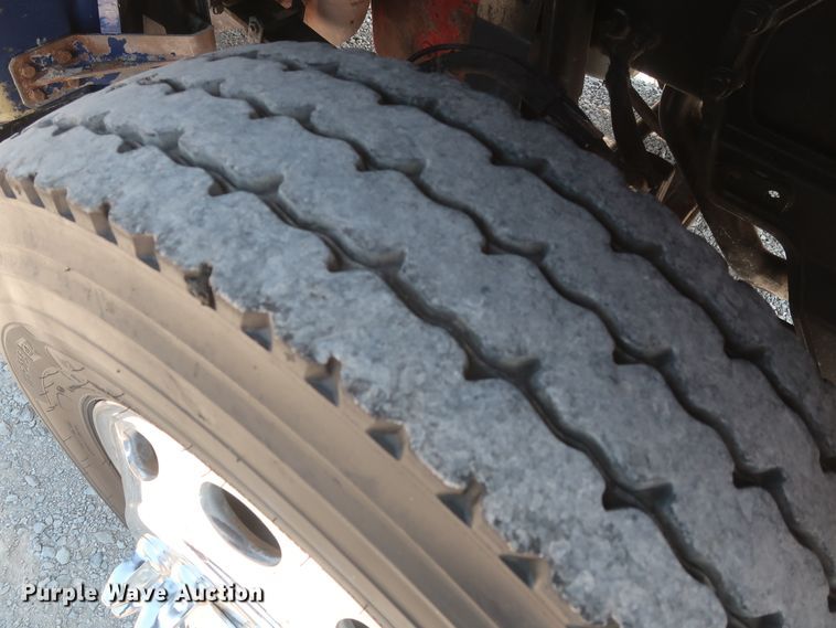 image for item HT9658 2014 Peterbilt 365  semi truck