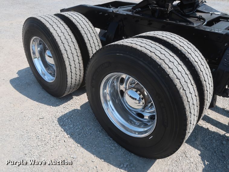 image for item HT9658 2014 Peterbilt 365  semi truck