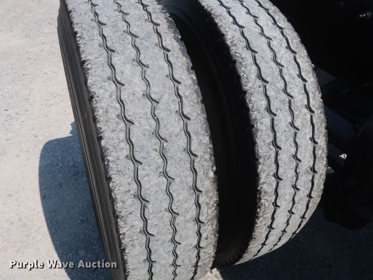 image for item HT9658 2014 Peterbilt 365  semi truck