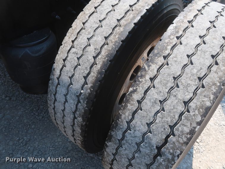 image for item HT9658 2014 Peterbilt 365  semi truck