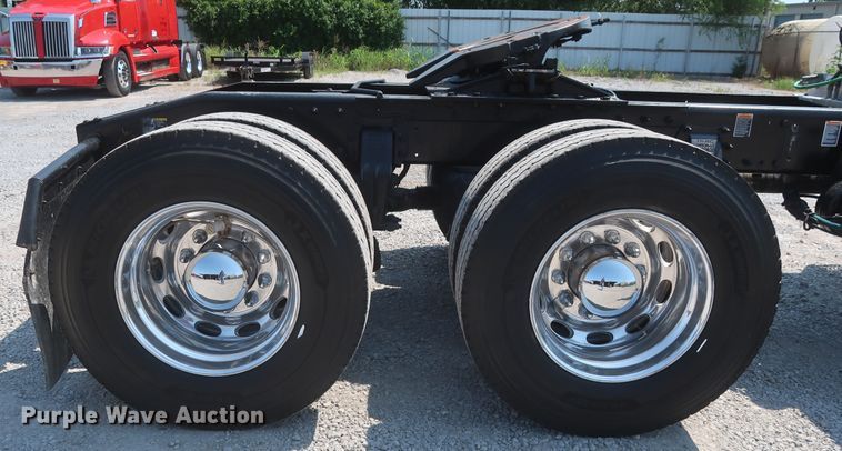 image for item HT9658 2014 Peterbilt 365  semi truck