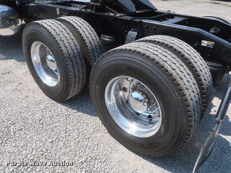 image for item HT9658 2014 Peterbilt 365  semi truck