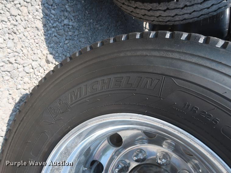 image for item HT9658 2014 Peterbilt 365  semi truck